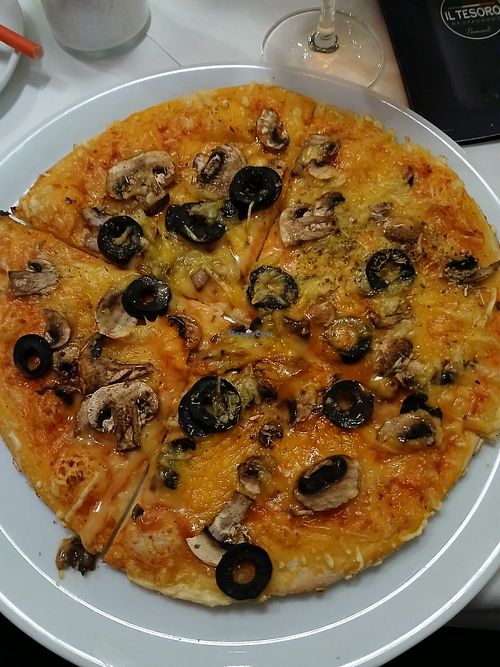 Vegan pizza with mushrooms and olives at Il Tesoro in Hamburg