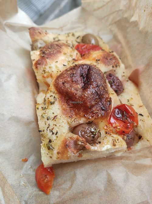 Focaccia de cherrys y aceitunas at Focaccia y Otros Remedios in Leon