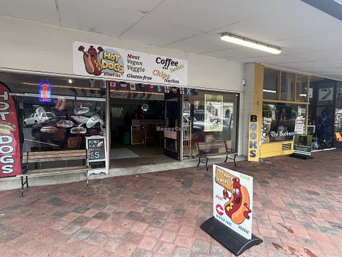 Shop front   at Kiwi Hot Dogs in Hunterville