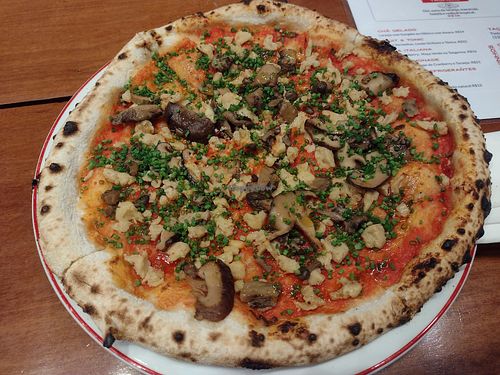 Pizza de cogumelos com queijo de castanha at Doru in Florianopolis