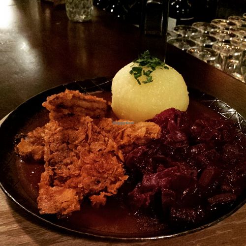 Bodhi Pfanderl: crunchy crust soysteak in dark beer sauce, whirh apple red cabbage and a potato dumpling, served in a pan at Bodhi in Munich