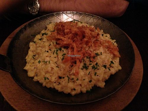 "Kas"spatzn - Swabian Mac 'n Cheese with roasted onion and a side salad at Bodhi in Munich