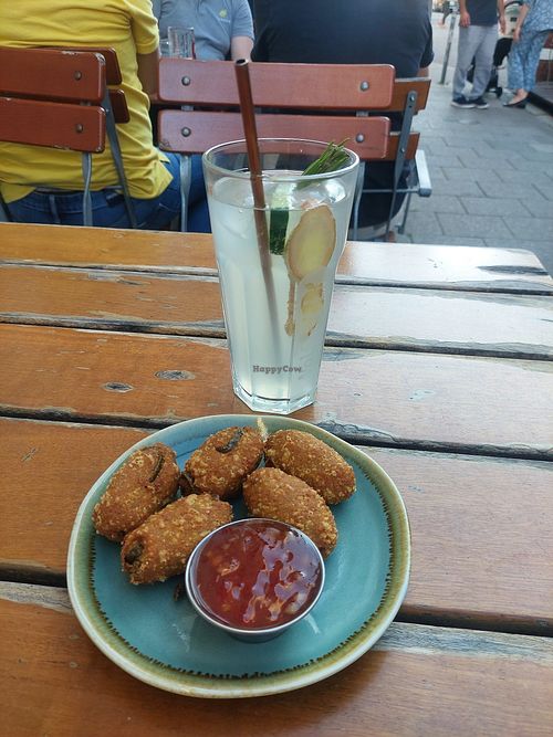 Jalapeno cheese thingies and ginger lemonade at Bodhi in Munich