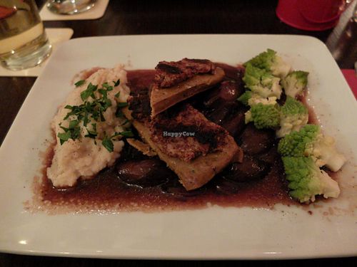 Gebratenes Lupinenfilet mit Senfkruste, dazu Rotweinschalotten,
Romanesco und Pastinakenpüree

(Roasted lupin fillet with mustard crust, red wine shallots,
romanesco and parsnip puree) at Bodhi in Munich