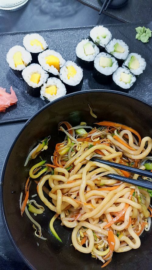 Alcuni dei piatti veg: mango maki, avocado maki, yakiudon vegani at LwJap in Verona