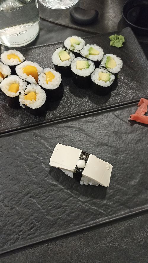 Avocado maki, mango maki e nigiri tofu at LwJap in Verona