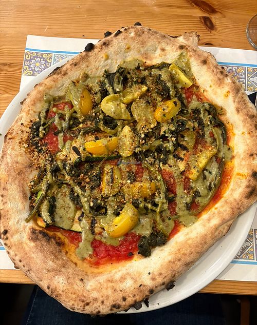 Pizza rossa con pesto di pistacchio, mollica, pomodorini gialli e friarelli  at Lo Schiticchio in Mazara Del Vallo
