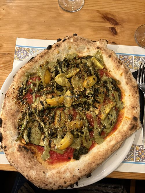 Pizza rossa con pesto di pistacchio, mollica, pomodorini gialli e friarelli  at Lo Schiticchio in Mazara Del Vallo
