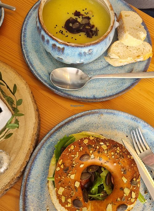 Kartoffelsuppe und Frühstücks Bagel at Cafe Leni in Simbach