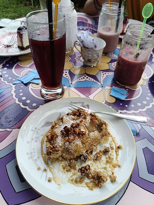 Tienen opciones veganas a consultar, y leche vegetal. Me pedí una tarta de manzana con maza de maní y un té helado de frutos rojos. at Art'e-casa de té in Villa De Merlo