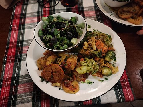 Vegane Bratkartoffeln mit Gemüse und Feldsalat an Blaubeerdressing at Gasthof Alte Schmiede Lückendorf in Oybin