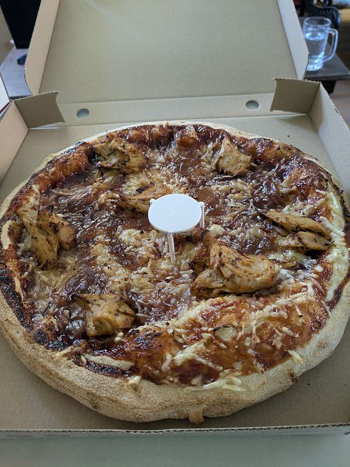 Bbq pizza at Pizzería Carlos - Avenida de Europa in Madrid