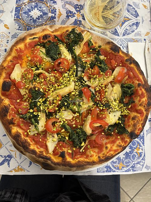 Pizza rossa con carciofi, pomodorini, granella di pistacchio e spinaci   at La Zagara in Campobello Di Mazara