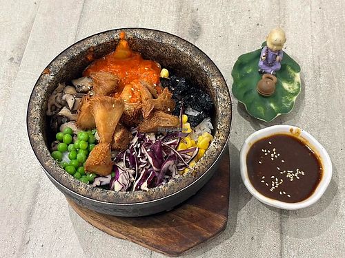 Stone Pot Monkey Head Mushroom Bibimbap 韓式金菇飯
Photo Henry Lau aka Mr Purple at Nature Cafe - Alexandra Central Mall - 自然疏食 in Central Singapore
