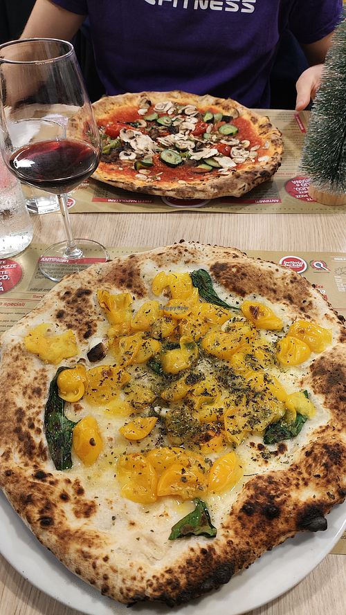 Marinara gialla e vegetariana con base rossa senza formaggio at Pizzeria Bella Ischia Corso Cavour PG in Perugia