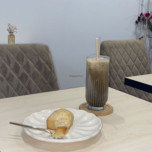 cake yuzu vegan et hojicha latte au lait d'avoine  at  Maison Plum - 茶樓 Salon de thé cantonnais in Montpellier