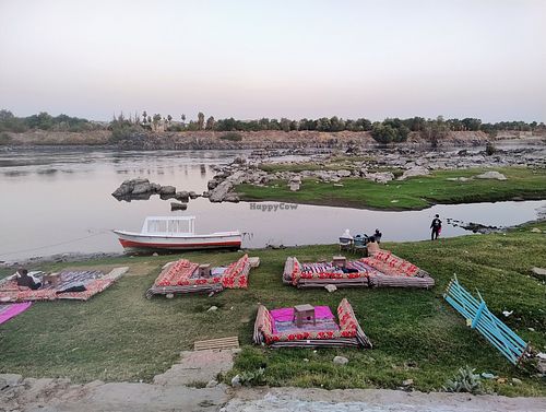 Ein Teil des Gastgartens, direkt am Nil at Jareedy Café - جريدي in Aswan