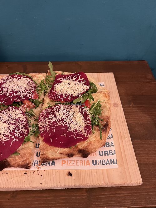 Pizza con bresaola vegetale, grattugiato vegetale, mozzarella vegetale, rucola  at Pizzeria Urbana in Urbino