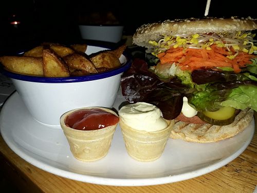 Chrissy Hyndes burger with wedges at Let It Be in Berlin