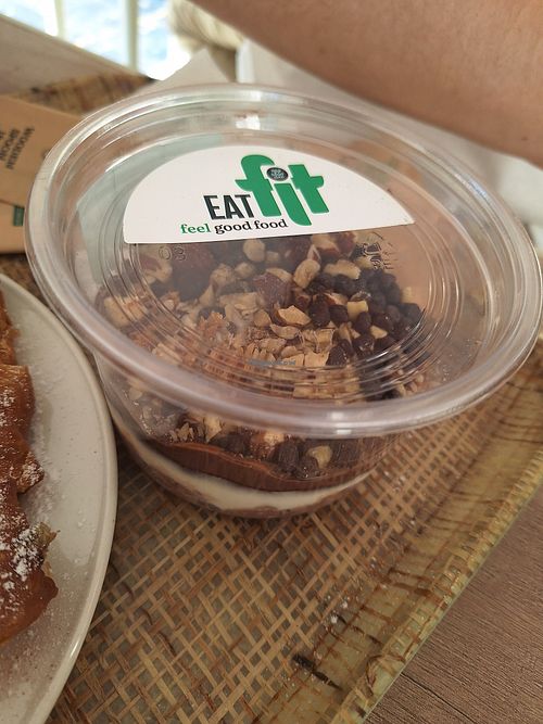 Vegan praline chocolate overnight oats at Paradosiako in Thessaloniki