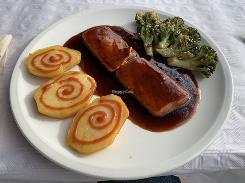 Tofu Sol Naciente - tofu steaks in teriyaki sauce with potatoes and broccoli at Aloe in Almeria