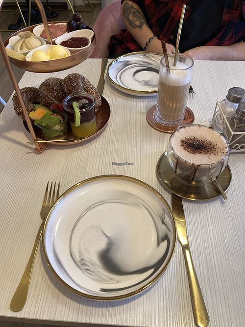 vegan breakfast plate,  hot chocolate and coffee with oatmilk  at Café am Kleinflecken in Neumuenster