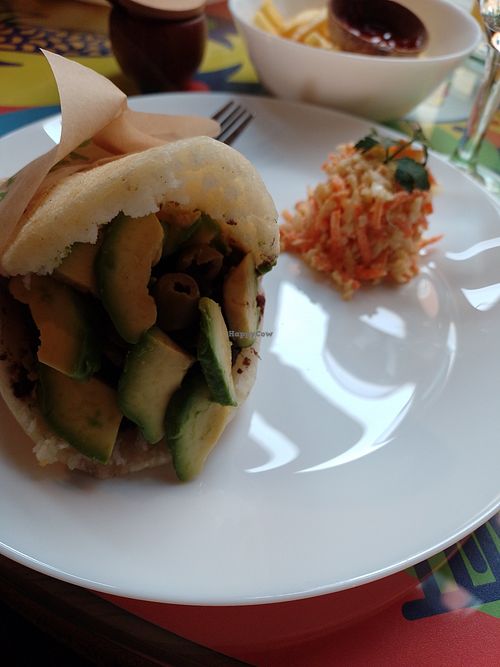 Arepa mit Mini-Beilagensalat at Arepahaus in Gottingen