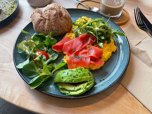 Vegan Omelette with salmon and Avocado  at Stadtgeflüster Ulm in Ulm
