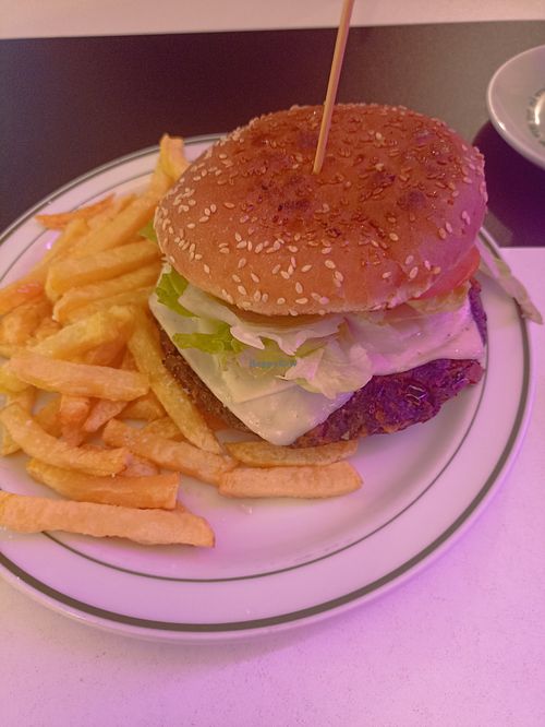 Hamburguesa vexetal, sen queixo é vegana. at Bar Jardín  in Monforte De Lemos