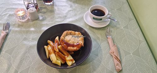 3 beans chilli Pie £5 on £5 Friday. Very nice pie chips and gravy, all vegan #Veganuary at Hello Good Pie in Merthyr Tydfil