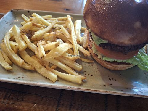 Burguer d'heura amb guacamole i patates fregides at Santamasa Sabadell in Sabadell