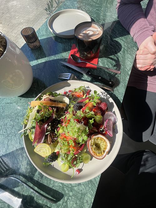 Gemütliches kleines Café, sehr nette Besitzer und erst vor zwei Monaten eröffnet. Veganes Frühstück und Veganer Kuchen. Top!  at Bohnenranke  in Berlin