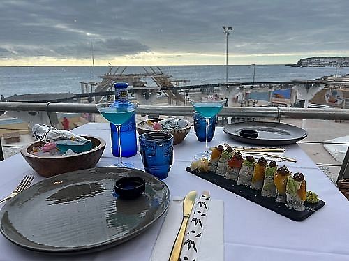 Sushi and Blue Ocean cocktails at Tribu Meloneras in Gran Canaria