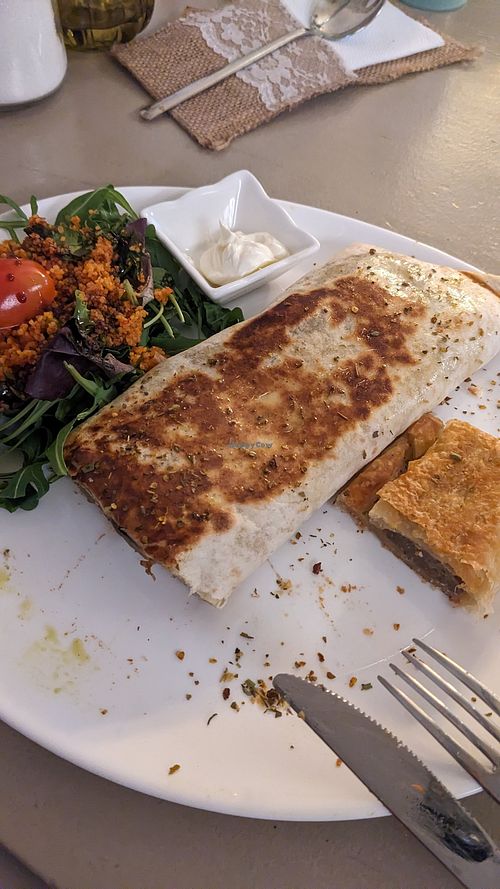 De lavas met groentevulling, vegan crème fraiche en couscoussalade, en rechts het oesterzwamsaucijzenbroodje. Alles wat heerlijk! #Veganuary at Papatia Exclusief Café in Doetinchem