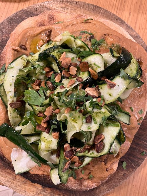 Flatbread pizza with hummus and zoodles at CASA GAÏA in Bordeaux