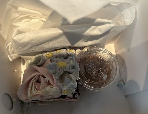 The cake was beautiful and delicious. There was also a lunch menu.   at at ease - ヴィーガンレストラン in Sapporo