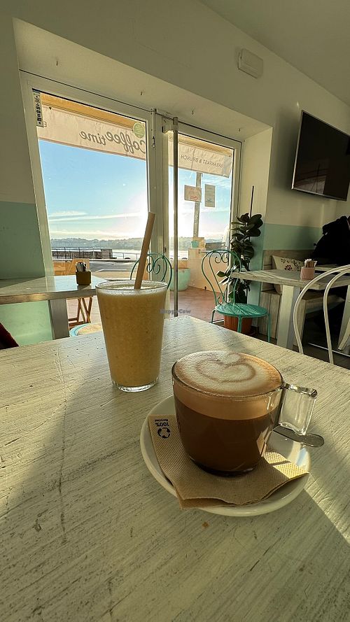 Smoothie und Hafer-Chai Latte at It's Coffee Time in Lescala