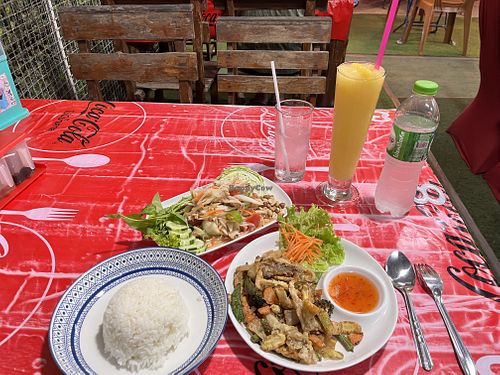 Papaya Salat, Reis, frittiertes Gemüse  at Spicy & Delicious Papaya Salad - ส้มตำรสเด็ดตำแซ่บตำนัว in Phuket