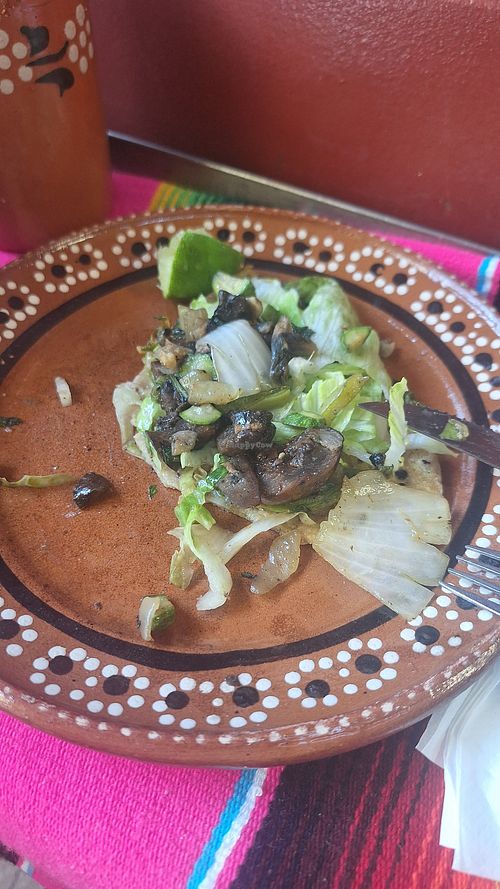 Huarache de hongos con flor de calabaza ♥️ 
PD: No es de ese tamaño, es grande, pero tenía tanta hambre que se me pasó tomarle una foto antes 😜🫢 at DeAca Restaurante in Mexico City