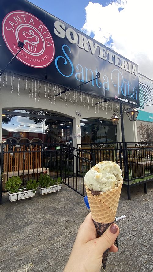 Opções veganas possuem selinho verde ou símbolo. Organizados e prestativos ao oferecerem informações.  at Santa Rita Sorveteria  in Indaiatuba