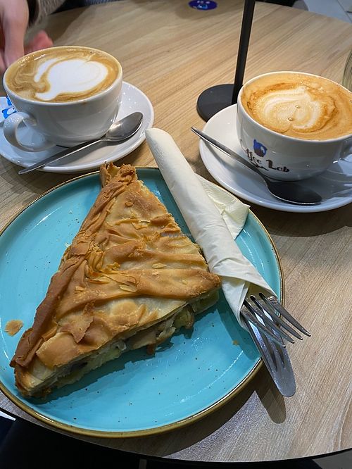 Pita mit Champignons; Cappuccinos mit Mandel- und Hafermilch  at Coffee Lab in Dortmund