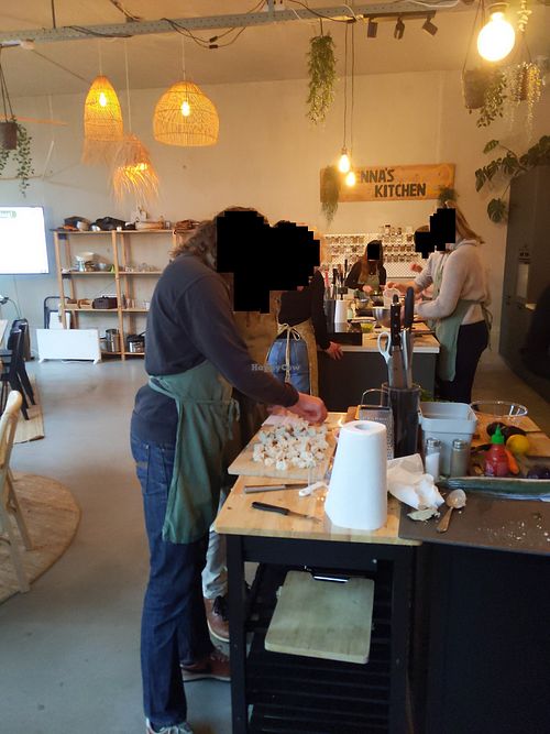 Iedereen hard aan het werk at Lenna's Kitchen in Den Bosch