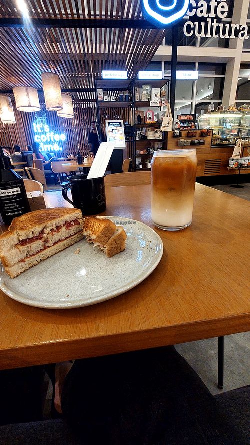 Misto quente vegano + Iced Latte com leite vegetal at Café Cultura in Criciuma