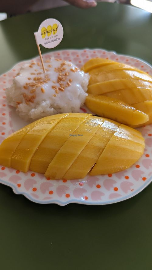 Mango and sticky rice at Kao Niew Moon Savey Mae Nongnut in Bangkok