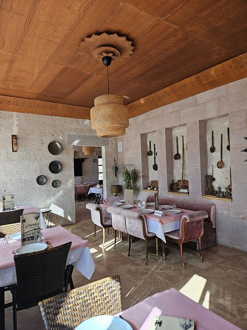 Lovely setting at Uçhi̇sar Kadineli̇ Restaurant in Nevsehir