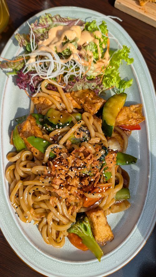 "Udon im Schwarzwald", Beilagensalat mit nicht-veganem Dressing at ChiMi Restaurant in Borken