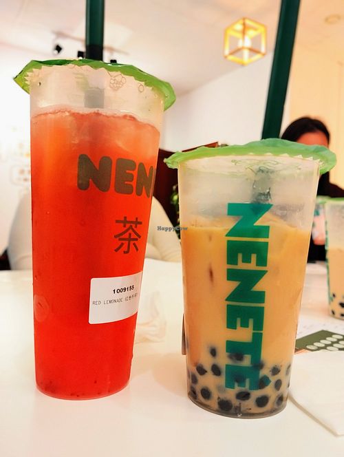 Berry lemonade (L) and oat milk tapioca tea (M) at Neneté Bubble Tea in Sevilla