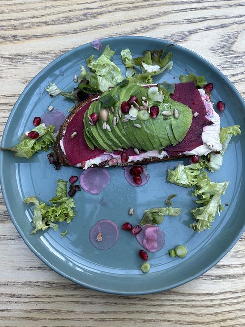 Sauerteigbrot mit Hummus, rote Beete und Avocado   at Neunbar in Hof