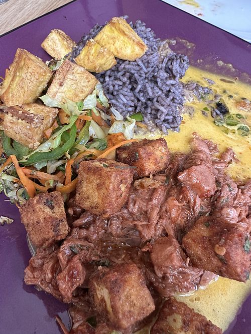 Pato vegano en salsa de maracuyá, hecho en su opción vegana con tofu rebozado    at Caravana in Malaga