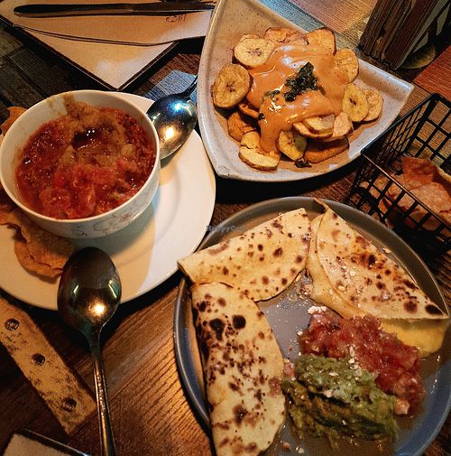 Patacas bravas (fried plantain with spicy sauce, excellent !), Chili con carne vegan (can be with Tofu, seitan.. depending of the chef ^^), quesadilla (simple but delicious😄) at Caravana in Malaga